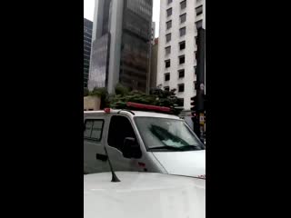 Paramos a paulista e as ambulâncias