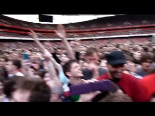 Fans are singing queen bohemian rhapsody @ emirates stadium london