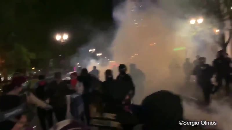 Столкновения демонстрантов и сотрудников полиции в портленде, штат орегон
