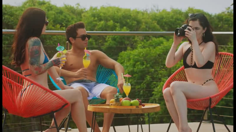 Две симпатичные фитоняшки страстно удовлетворяют мажора, в его доме на пляже)