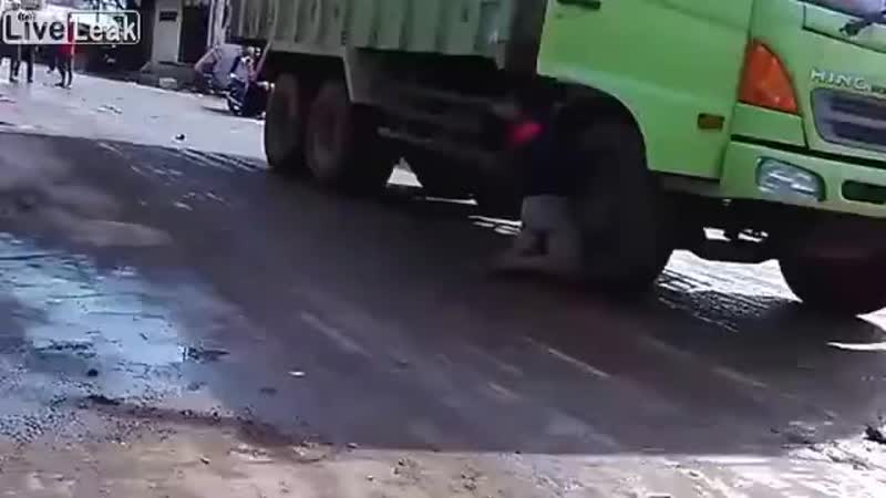 Провод упал на грузовик