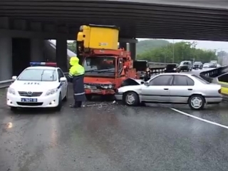 Два автомобиля столкнулись на снеговой пади