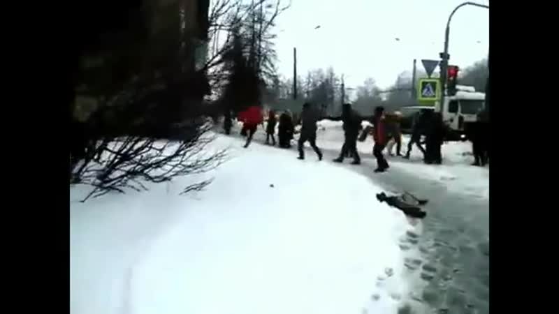 Дворники мигранты не поделили снег зимой на шоссе революции в санкт петербурге