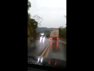 Truck without brake prevents major accident antonio prado to flores da cunha, rs, south of brazil