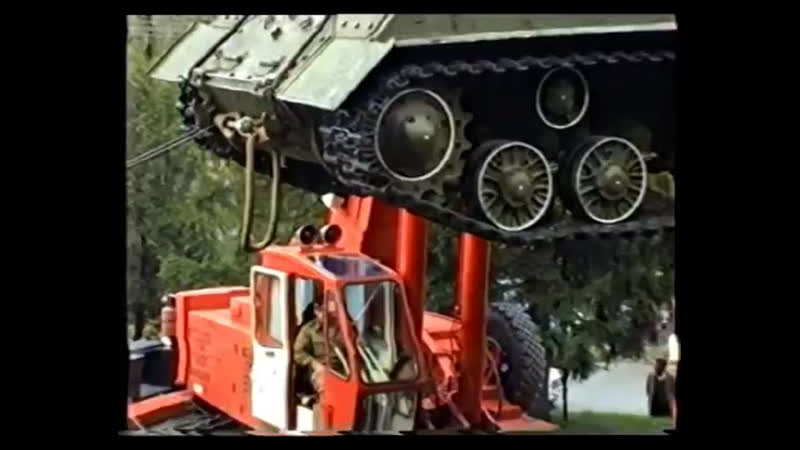 Демонтаж советского танка памятника во львове, украина, 1990 год