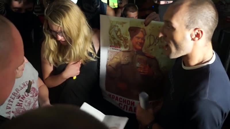 Укро соска вита заверуха и дрищи в намордниках прикрывают укро петуха который кукарекает и топчет флаг российской империй