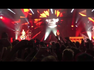 Josh dun hit girl in the head with his drumstick