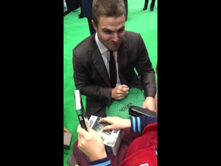 Stephen amell & fans @ tmnt2 australian premiere