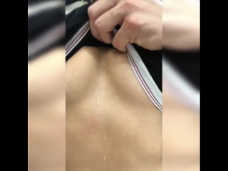 Спортивная брюнетка показывать свои потные маленькие сиськи и спортивную упругую жопу