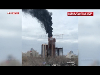 В самаре после сильного хлопка загорелось строящееся здание