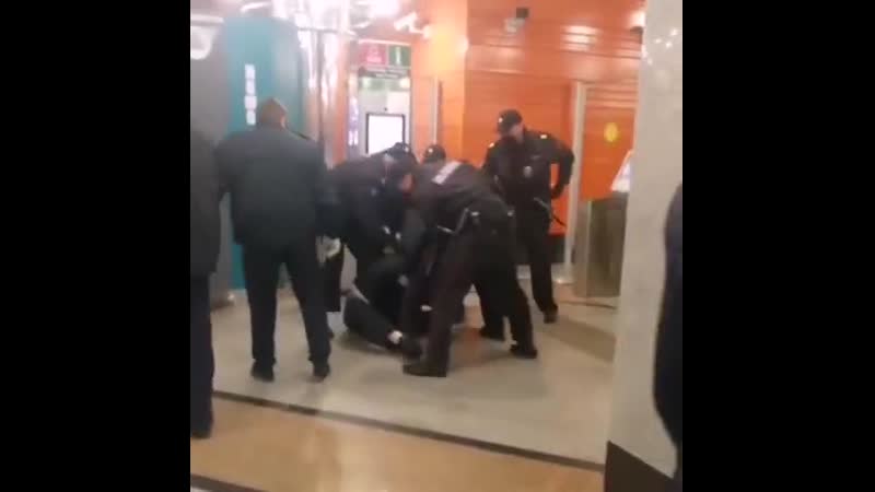 Задержание парня без маски в петербурге