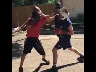 🎬бой на заднем дворе удачная комбинация малыша🥊