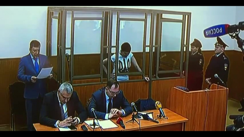 Надія савченко показує непристойні жести