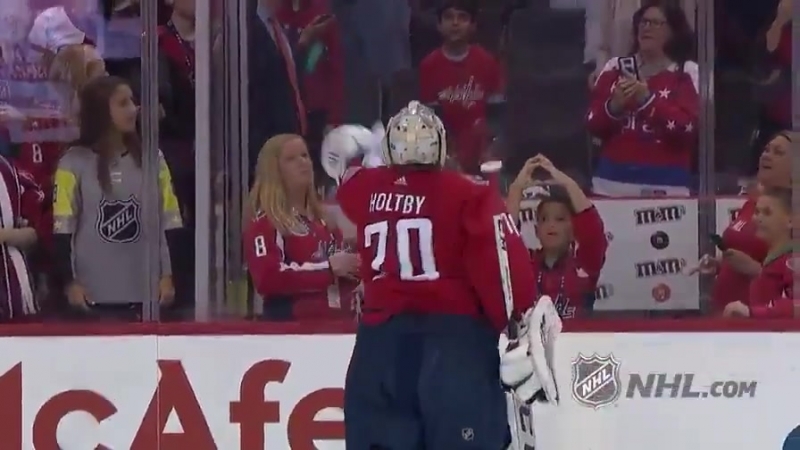 Braden holtby tried to give a little porn a puck