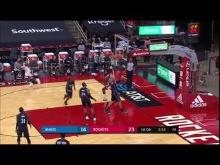 Харден увидел партнера и отдал пас