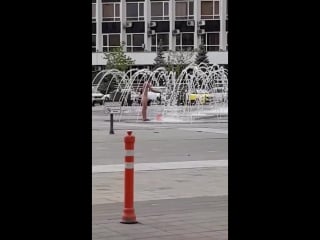 Голый мужик стирает трусы в фонтане