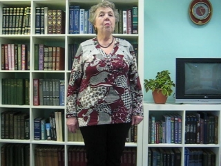 Любуюсь я и наслаждаюсь осеннею рябиной