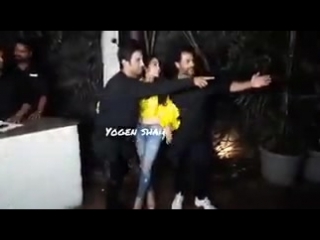 [ video ] happy @itsssr @abhishekapoor saraalikhan pose for shutterbugs at kedarnath wrap up party sushantsinghrajput