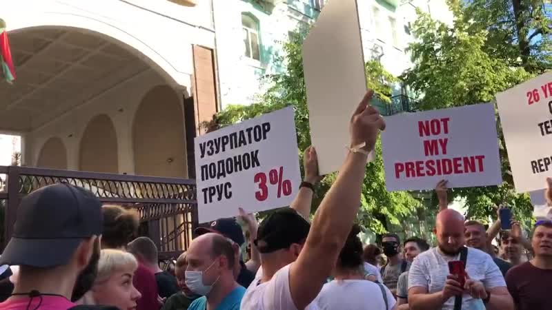 Очередь к посольству белоруссии в киеве