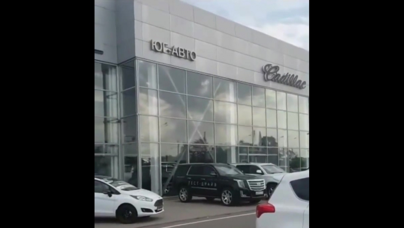 А как в вашей машине бардачок открывается