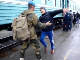 (огого видео) встречает брата из армии)))))) красава