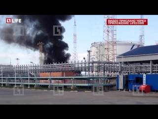 Трое пострадали при пожаре в промзоне под омском