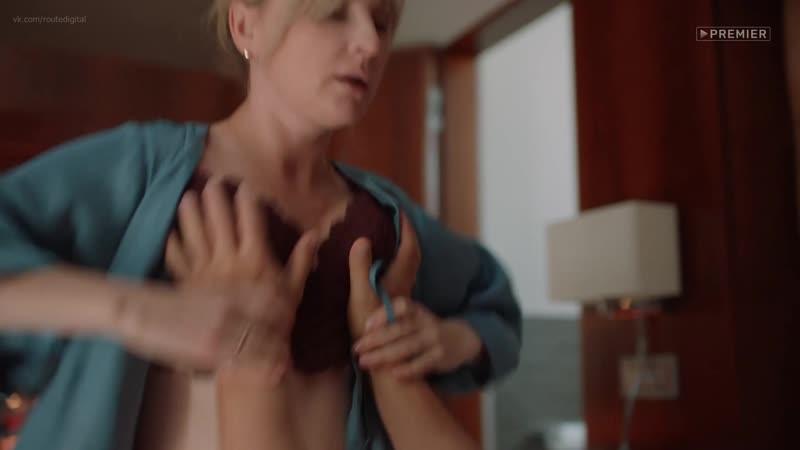 Qizlar siyishgan jinsiy olatni ushlab turishadi Katta mushukli yalangoch ayollarning fotosuratlari