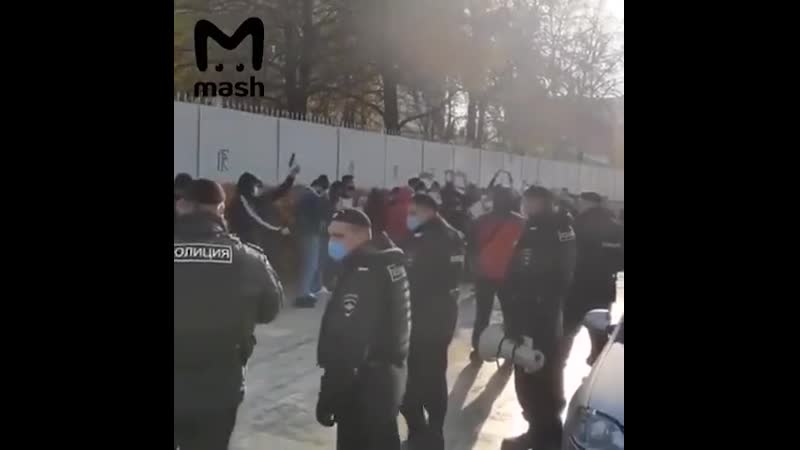 У посольства франции в москве кричат аллаху акбар