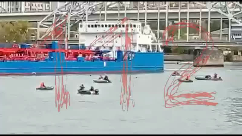 Танкер столкнулся с моторной лодкой на реке дон