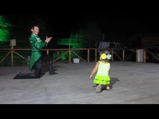 Супер маленькая девочка танцует лезгинку