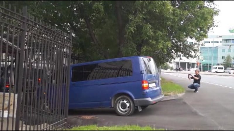 Организатора серии терактов в москве разбил радикулит и добрые сотрудники фсб помогают ему дойти до зала суда