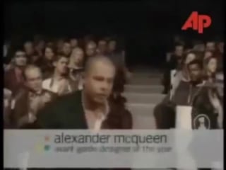 Alexander mcqueen bows to lil kim at the 1999 vh1 vogue fashion awards