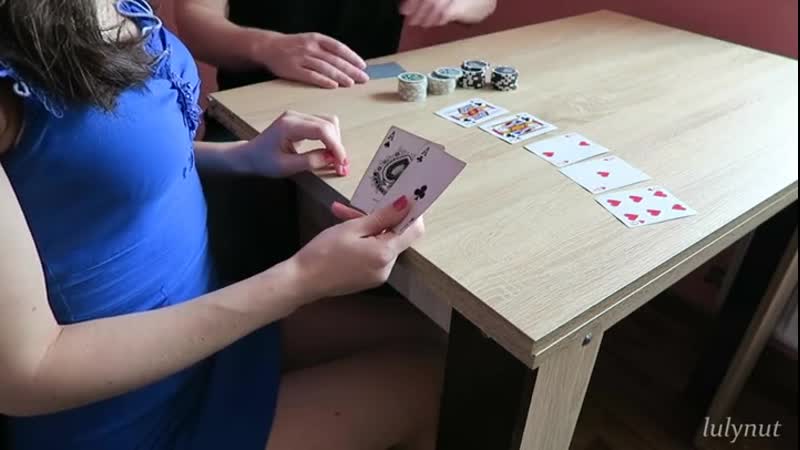 Суық судағы жалаңаш әйелдер