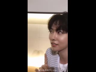 Omg this makes me so emo the fan is teaching jinu to say 김진우 하고싶은거 다해 in chinese, which m