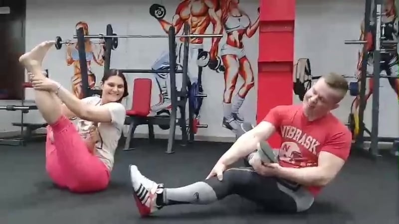 Качок пробует йогу елена кузьменко обменивается опытом с инструкорами тренажёрного зала #росич33 #rosich33