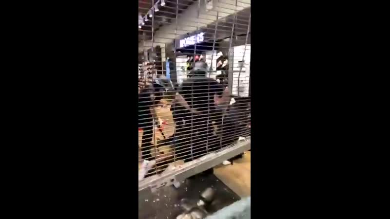 Нью йоркские полицейские жестко винтят "борца за справедливость" в одном из обувных магазинов манхэттена