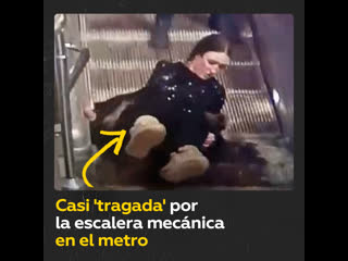 Escalera mecánica ‘absorbe’ la chaqueta de una chica en el metro de san petersburgo