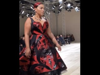 Палома эльсессер (paloma elsesser, img models) на показе alexander mcqueen