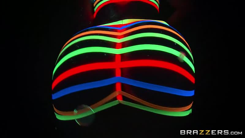 Abella danger в темной комнате в ультрафиолетовом свете сует в себе жопу светящиеся предметы brazers