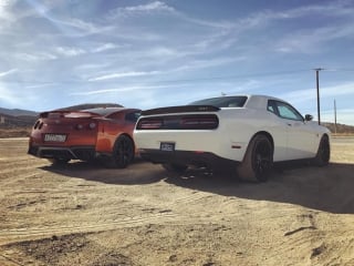 Битва года dodge challenger hellcat vs nissan gt r что круче v8 707 лс vs v6 565 лс