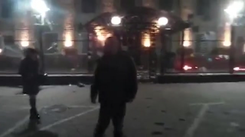 Украинские радикалы забросали "коктейлями молотова" посольство россии в киеве (видео)