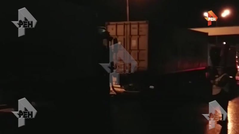 С места аварии на мкад, где столкнулись пять фур, увезли пострадавшего