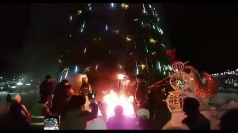 В петропавловске камчатком загорелись фигуры деда мороза и снегурочки, установленные под главной городской елкой