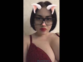 Сексуальная девушка в лифчике и рубашка общается и танцует periscope перископ