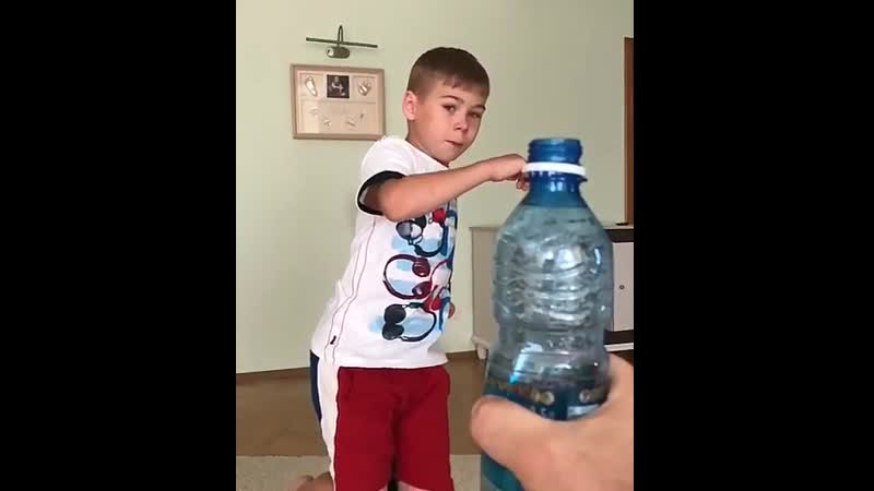 Молодежь показывает, как надо справляться с бутылками!)