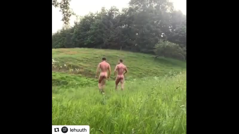 Прогулка голышом по лесу