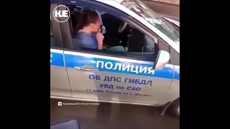 В москве девушка, у которой эвакуировали машину, закатила полицейским истерику