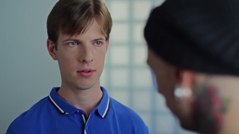 Вадик пытается втюхать диск фотографу