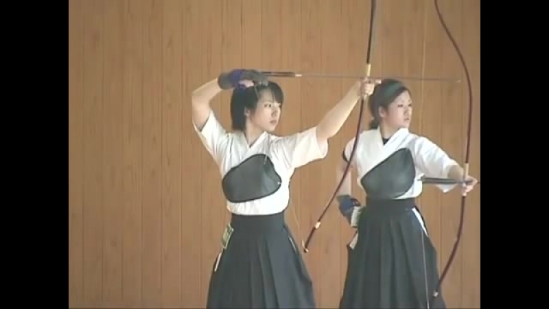 Girls doing japanese archery yumi 弓道