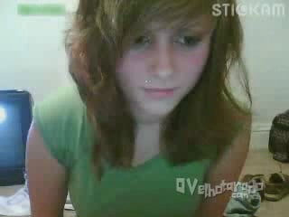 Девушка в зелёной футболке